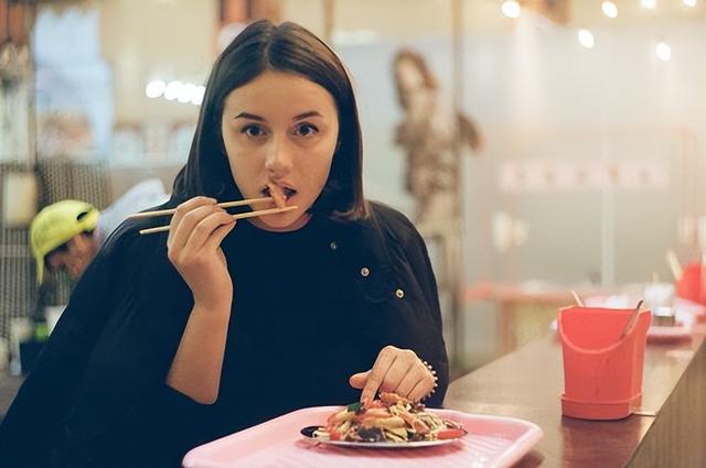 社交太累，聚餐变味，年轻人更爱一个人吃饭