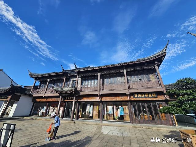 水乡周庄天空，是晴空万里，是万里晴空，是碧水蓝天，是蓝天碧水