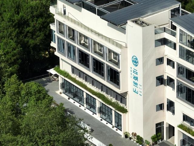 云湖兰山酒店：在数字浪潮与湖山诗意间，筑就一方共生秘境