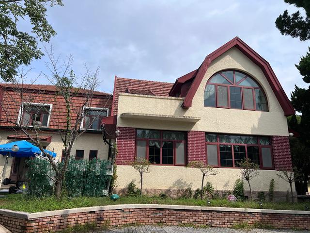 毗邻八大关，无敌海景、欧式建筑、葱郁柏树，这里一处宝藏景区。