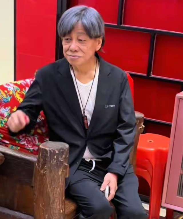 梁小龙去世不到24小时，恶心的一幕发生，成龙的话字字催泪