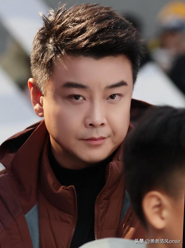 王皓妻子晒北京活动照, 两儿子一个像爸一个像妈, 王皓不上班好年轻