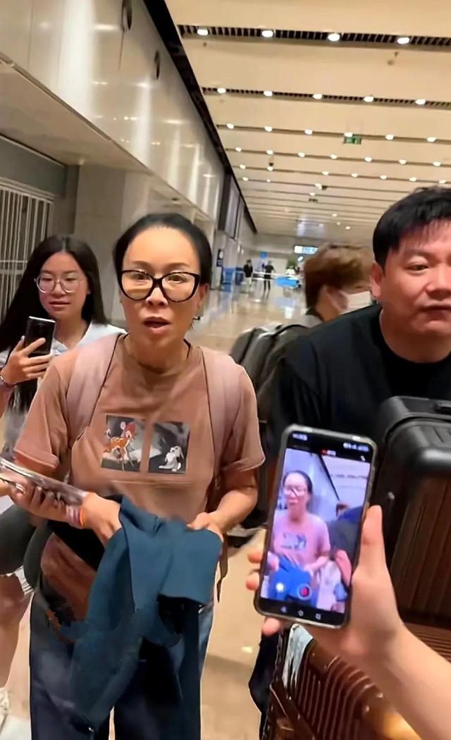机场偶遇那英，脑门儿是填充了还是植发了？又肿又鼓不自然
