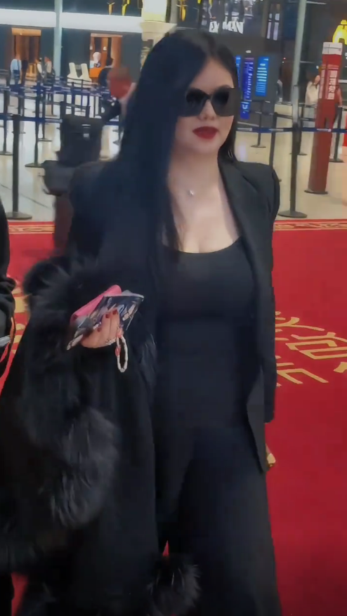 演都不演了！李湘回娘家晒照片不到2天，恶心一幕就出现了