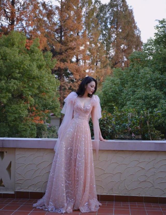 张馨予太丰满，穿深V裙都兜不住好身材，我感慨：资本果然会选人