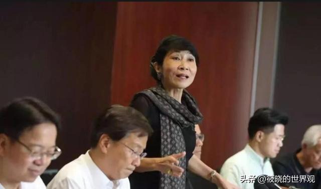 苍天饶过谁！拒唱国歌否认中国籍，俩儿子送美国的她，下场如何？