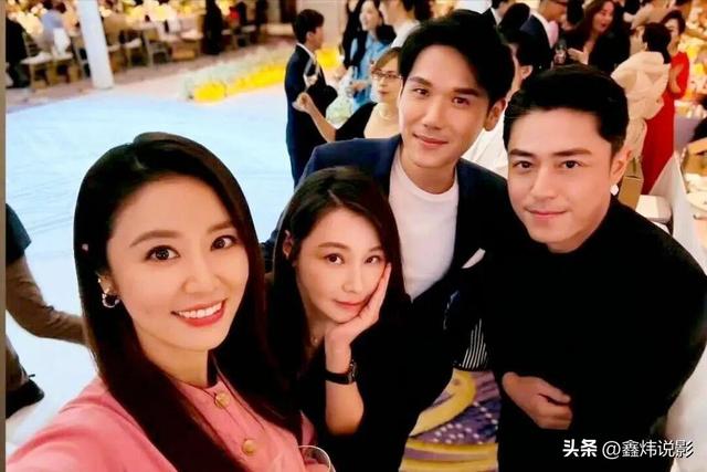 438人见证的梦幻婚礼，3万白玫瑰不敌李靓蕾深V战袍