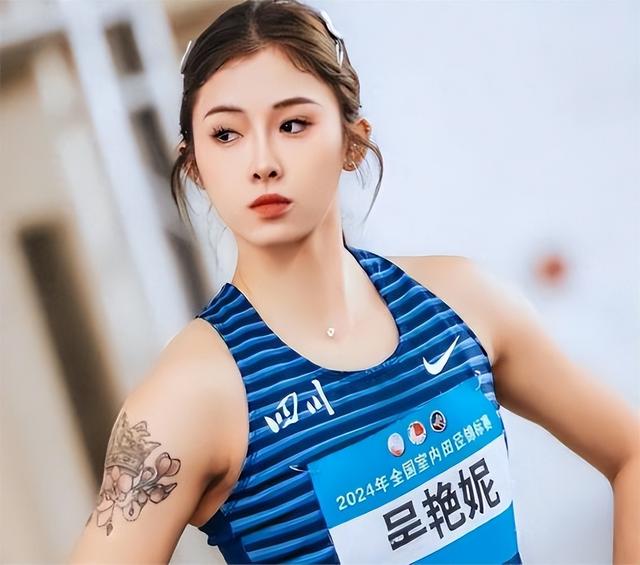 里子面子全丢了！吴艳妮出席姐姐婚礼抢尽风头，体面被撕个粉碎