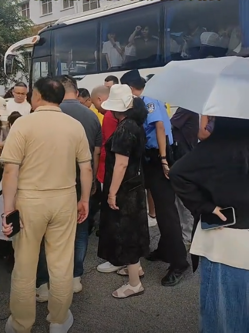 后续！129人云南游被甩服务区，知情人曝真相，难怪司机如此嚣张