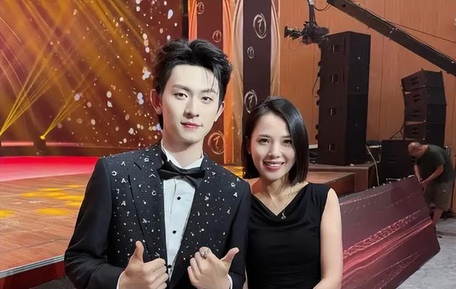 短剧顶流大洗牌！柯淳之流消失刘萧旭爆红，“小孩叔” 凭啥出圈？