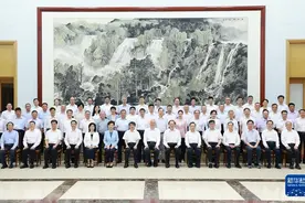 北戴河的专家们：红色邀请函与共和国之辉图片