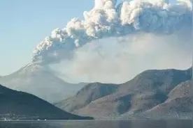 印尼东努沙登加拉省勒沃托比火山喷发 附近机场关闭一天图片
