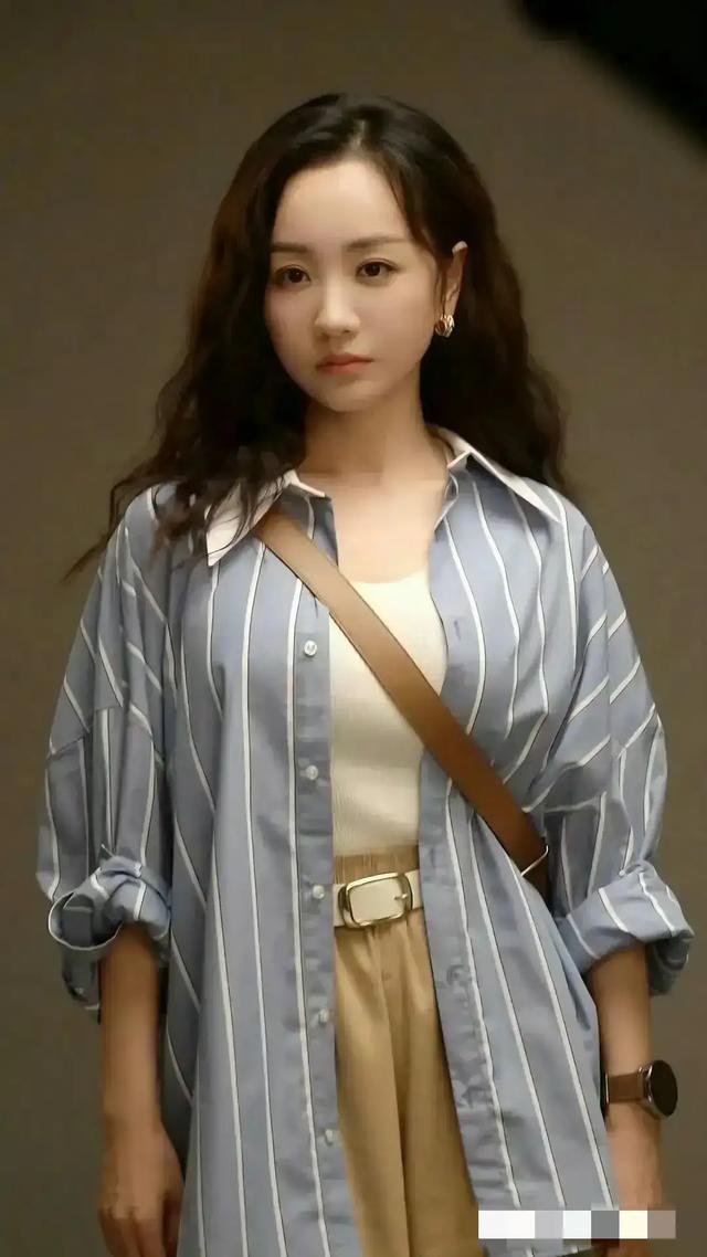 杨蓉这胸是真的吗？跟两个足球一样了，真的非常好看了