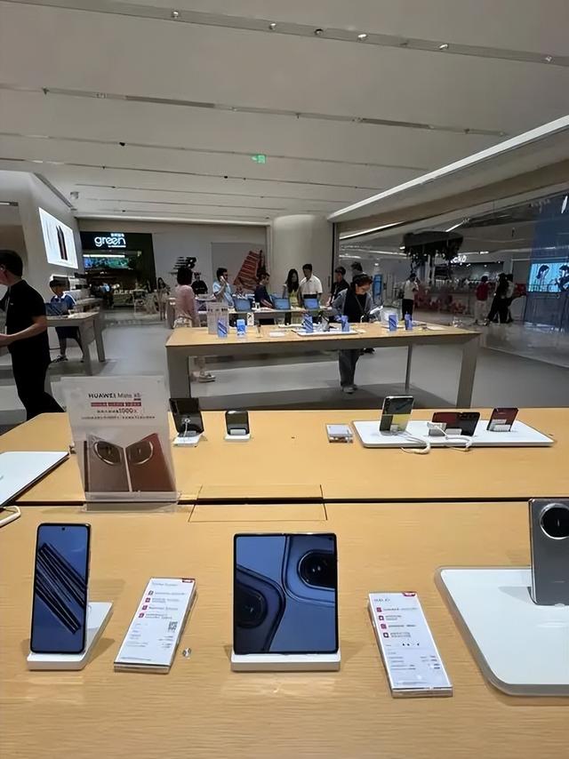 不只是性价比，雷军多次提及iPhone，小米、华为们都在打什么算盘