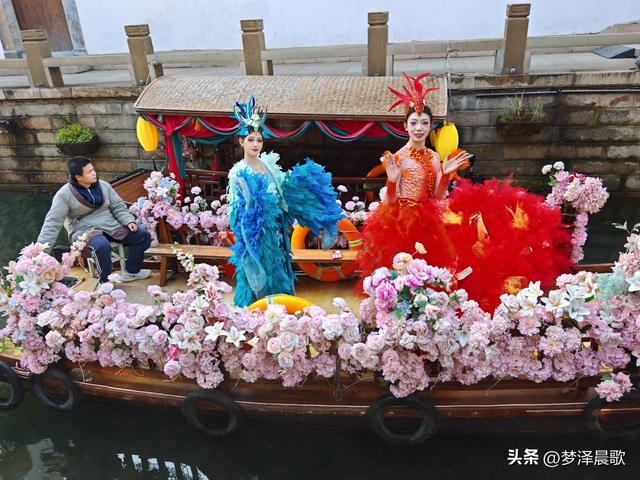 湖北：祥云湾庆典燃爆文旅圈 三喜临门夜 千人天灯点亮浪漫星河‌