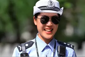 网红女警40度户外工作时被围观，高温下脸晒得通红，为敬业点赞图片