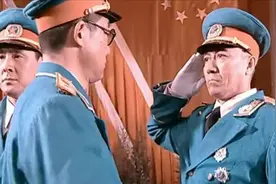 《亮剑》中，李云龙被授予少将军衔合理吗？是时候告诉大家真相了图片