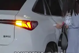 女子乘曹操出行睡着被司机亲脸：平台对司机已封号，却被评论笑疯图片