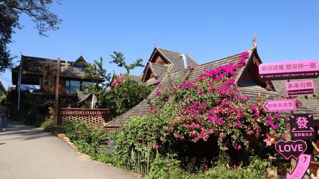 云南边境西双版纳，真正的千年古寨，当地村民还住在吊脚楼中