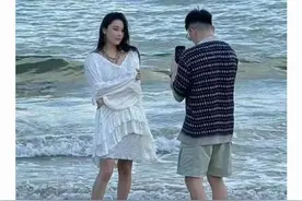 张馨予结婚六年首带女儿露面，何捷亲自教女儿游泳，强壮肌肉吸睛图片