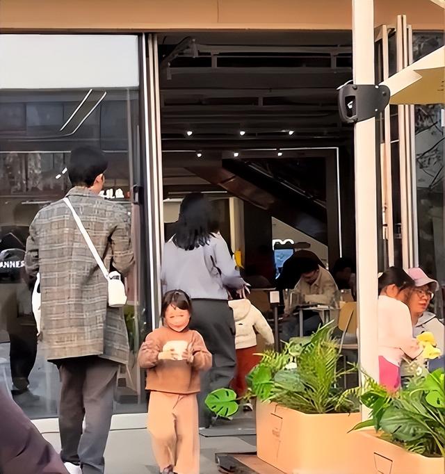 小女孩打翻水杯后续：警方介入，涉事母女道歉，女孩状态让人担忧