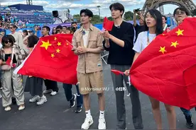 张云龙和林一在巴黎铁塔下看颁奖，好高好帅啊！运动健儿更帅！图片