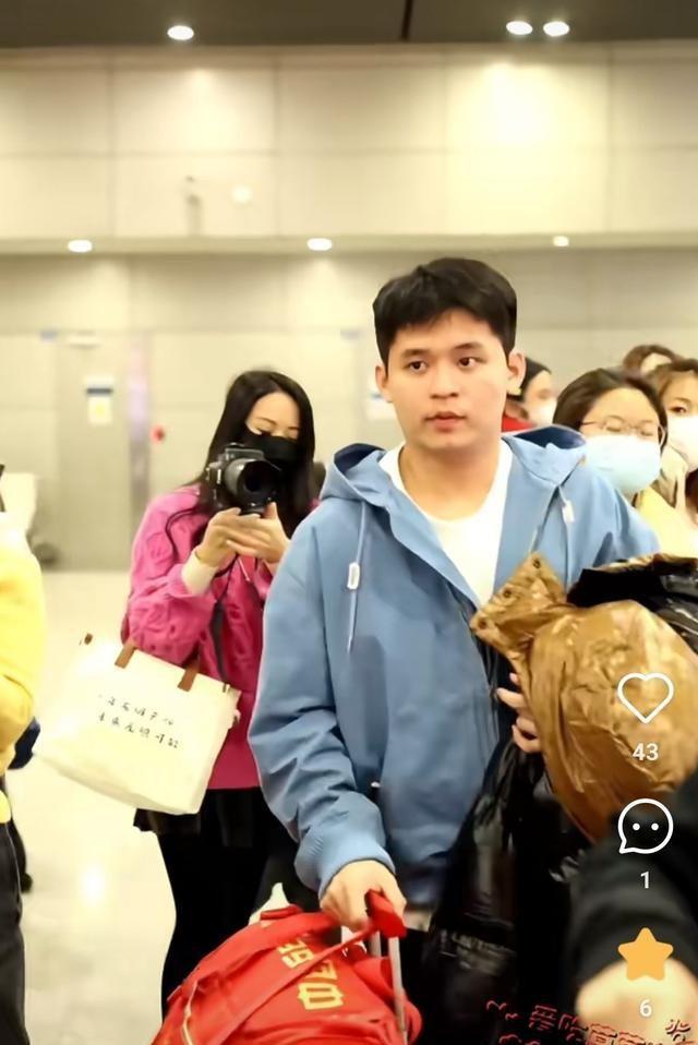 国乒抵达成都	，孙颖莎等行李，王楚钦肖导聊的开心，邱导也跟赛了