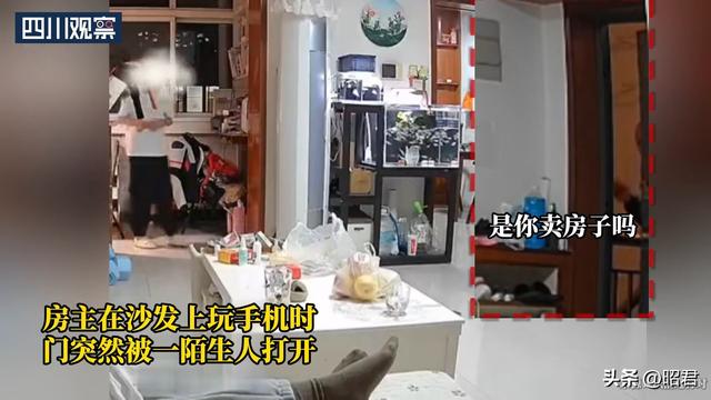 女子在家里的沙发上躺着，房门突然被一个陌生老头打开，咋回事?