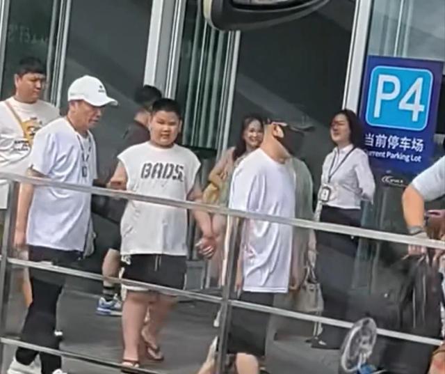 郭德纲一家现身上海，王惠目测有200斤，10岁郭汾阳面部表情怪异
