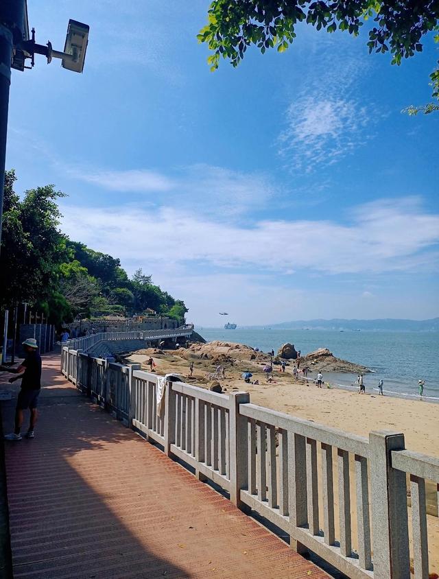 厦门环岛路木栈道，全长约6公里，一条串起碧海蓝天的诗意长廊