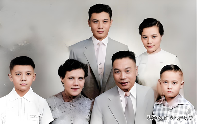 蒋孝严妻子黄美伦有多美？1982年与儿子蒋万安的合影，如花似玉！