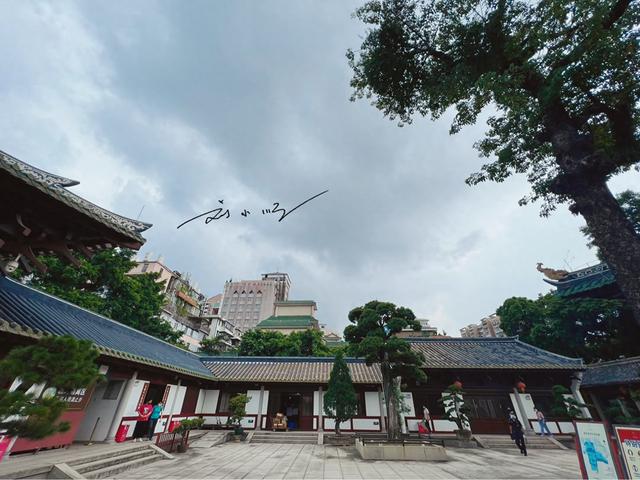 广州这座著名寺庙“好特别”：访客不能烧香，都用鲜花来献佛？