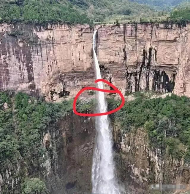 惨！重庆男子下高山，一直在看手机，不幸坠崖，女驴友惊呼“啊”