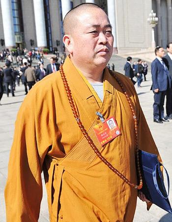 释永信家庭背景：大哥开武校，四弟已出家，母亲和二哥相依为命