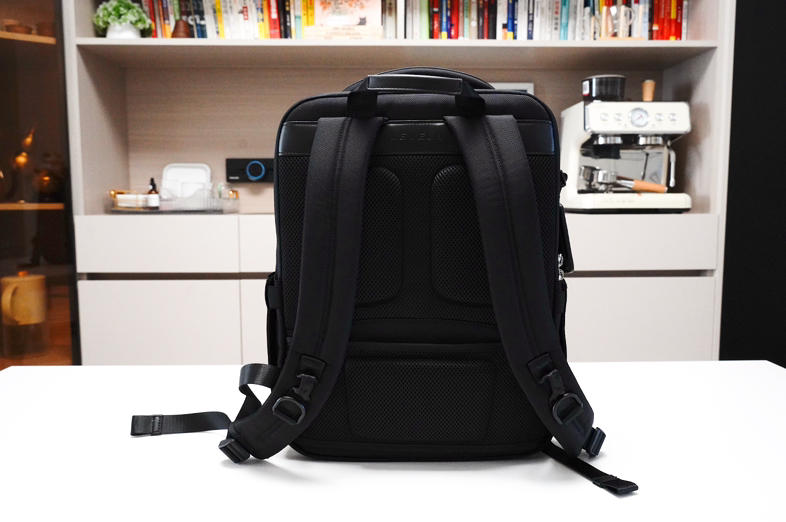 职场人士的得力助手,LEVEL8新品探界者商务双肩包——助你轻松应对工作挑战!