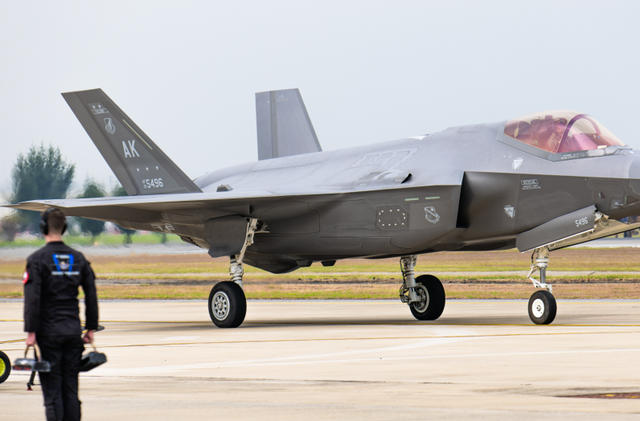 历史开了个玩笑！先倒下的不是乌克兰，而是百年中立的瑞士？