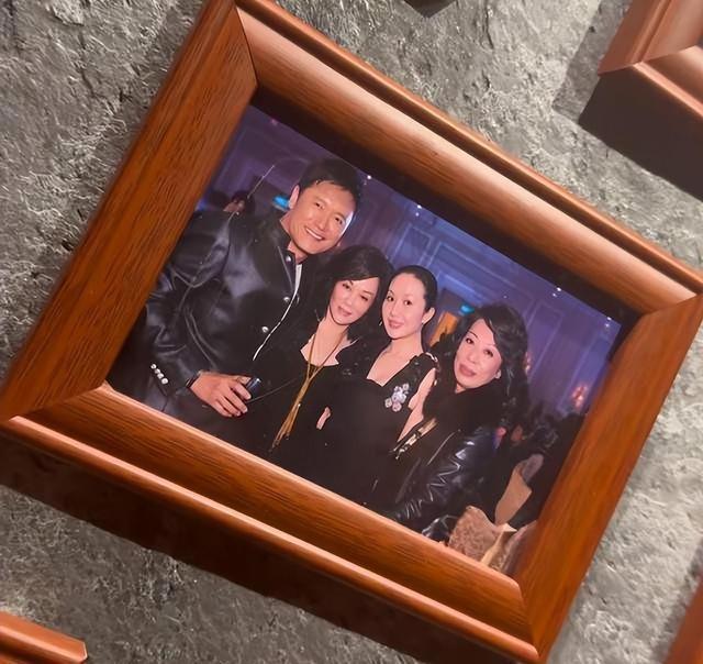 和丈夫离婚后，她开始和上海首富同居后，如今重操旧业	，却无人问