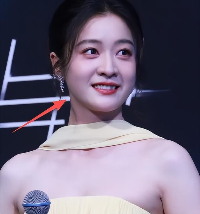 北京红毯太真实	，杨颖险些走光，钟丽缇挤出副乳，张雪迎脸僵肿