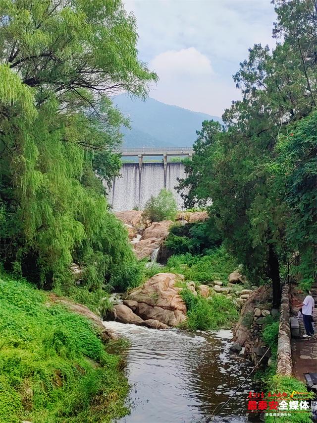 雨后虎山水库飞瀑如练 梳洗亭里听涛赏绿