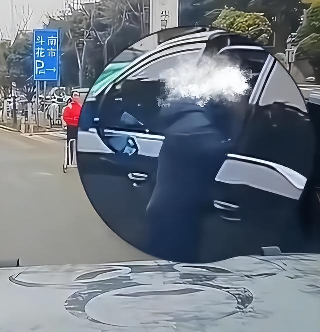 女子违停竖中指挑衅被撞：正脸被扒已社死，内情流出，司机疑发声