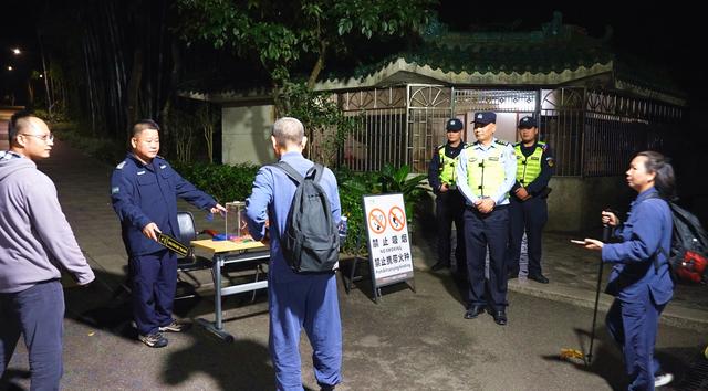 秋夜登高罗浮山，游客暖心迎重阳