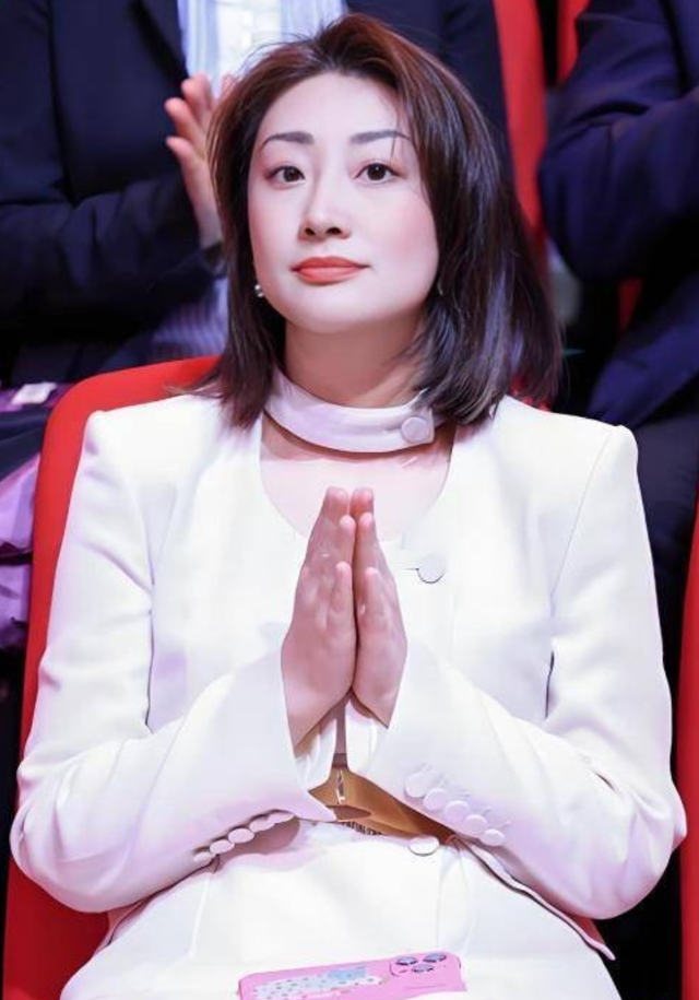 宗馥莉终于发声，凭几句话就“掌控全局”，难怪杜健英不是她对手