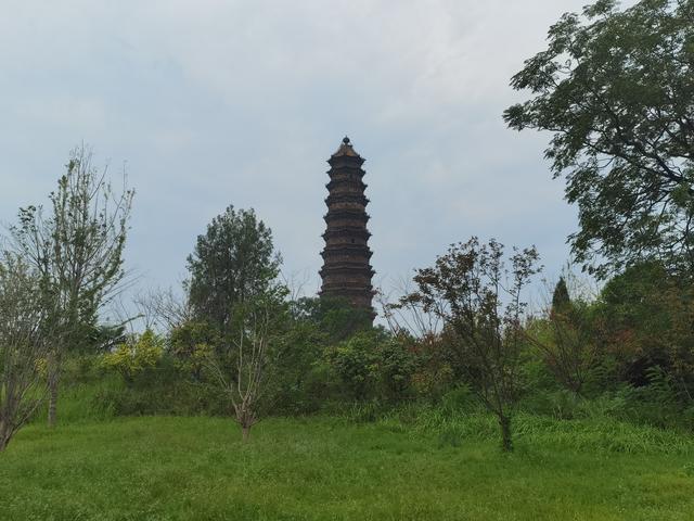 铁塔虽不是开封热门景点，确有“天下第一塔”之称