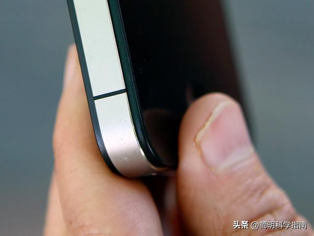 十五年后被拆穿：iPhone的虚假满格信号，是苹果用软件“锁了血”