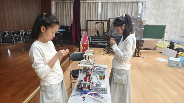 参加全球妇女峰会丨来自大山里的“魔方机器人”​