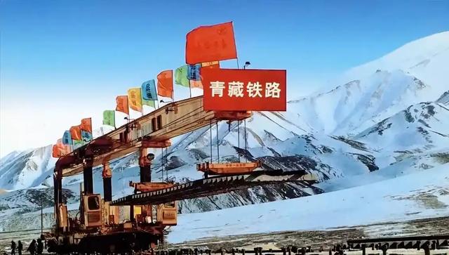 青藏铁路技术不够？到格尔木就必须换美国火车头，为啥不用国产的