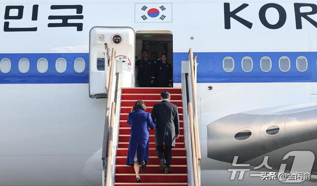 被59岁韩国第一夫人惊艳到！穿蓝大衣访问北京，皮肤白皙越活越美