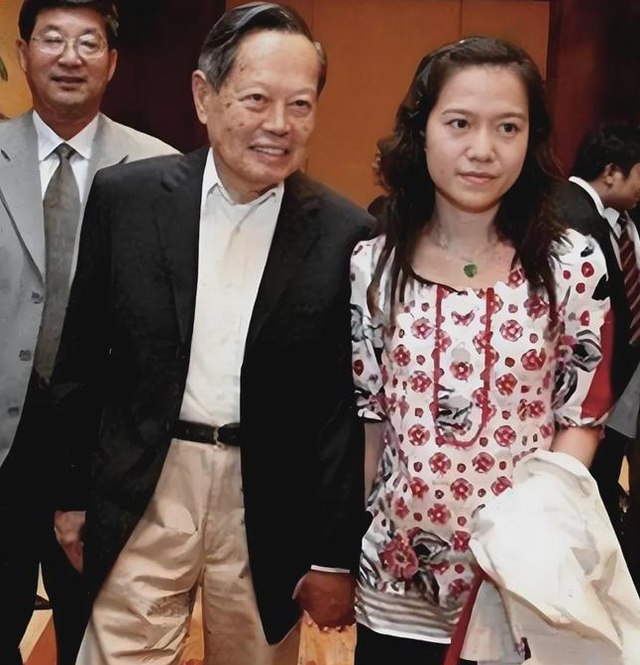 没想到，杨振宁去世后	，49岁妻子翁帆，竟因一个动作实现口碑暴涨