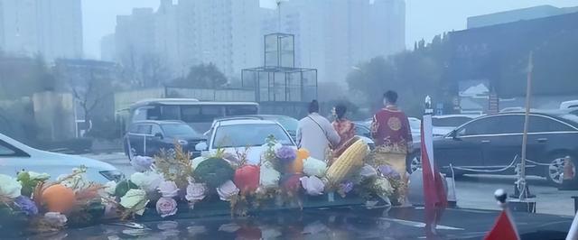 婚车遭拦截索要50条烟，新人无奈打车离去，这不是讨喜而是犯罪