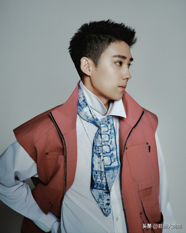 原来他是许亚军长子，神似前妻何晴，如今名校毕业已成父亲的骄傲